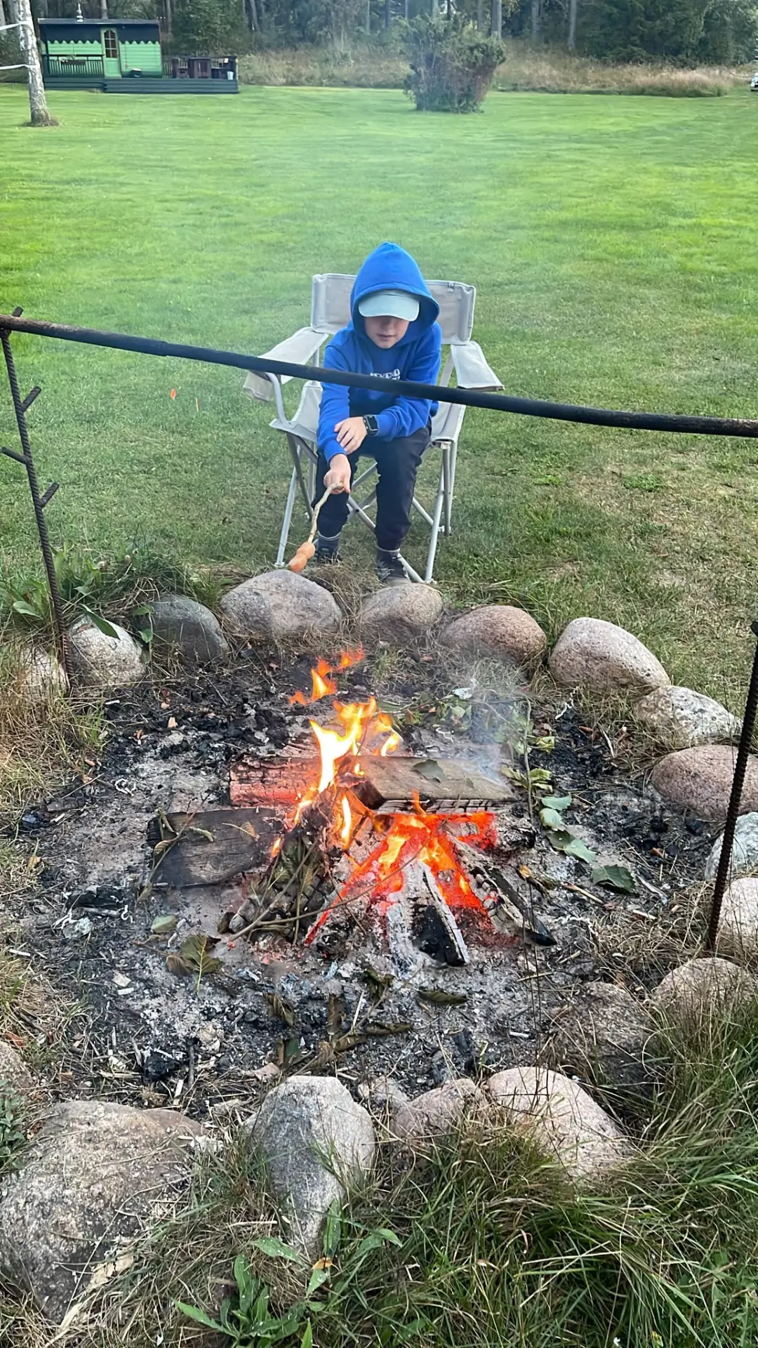 Bērns pie ugunskura - haotisks fons